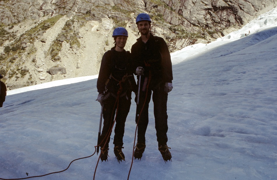 Sibylle und Hage mit Schutzhelm und Steigeisen