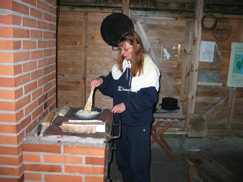 Sibylle beim Rösti Kochen