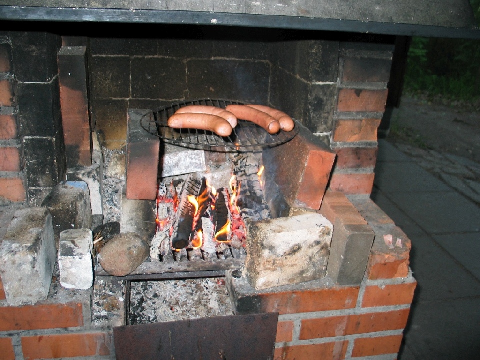 Käsewürste brutzeln auf der Feuerstelle