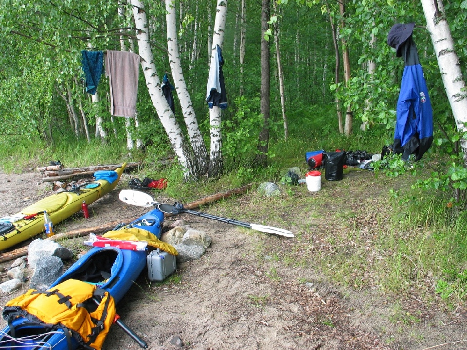 Unsere Kajaks am Strand und ein Riesenbuff