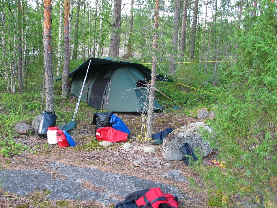 Lagerplatz, unser Zelt mit Tarp und den erstmals eingesetzten Tarpstangen