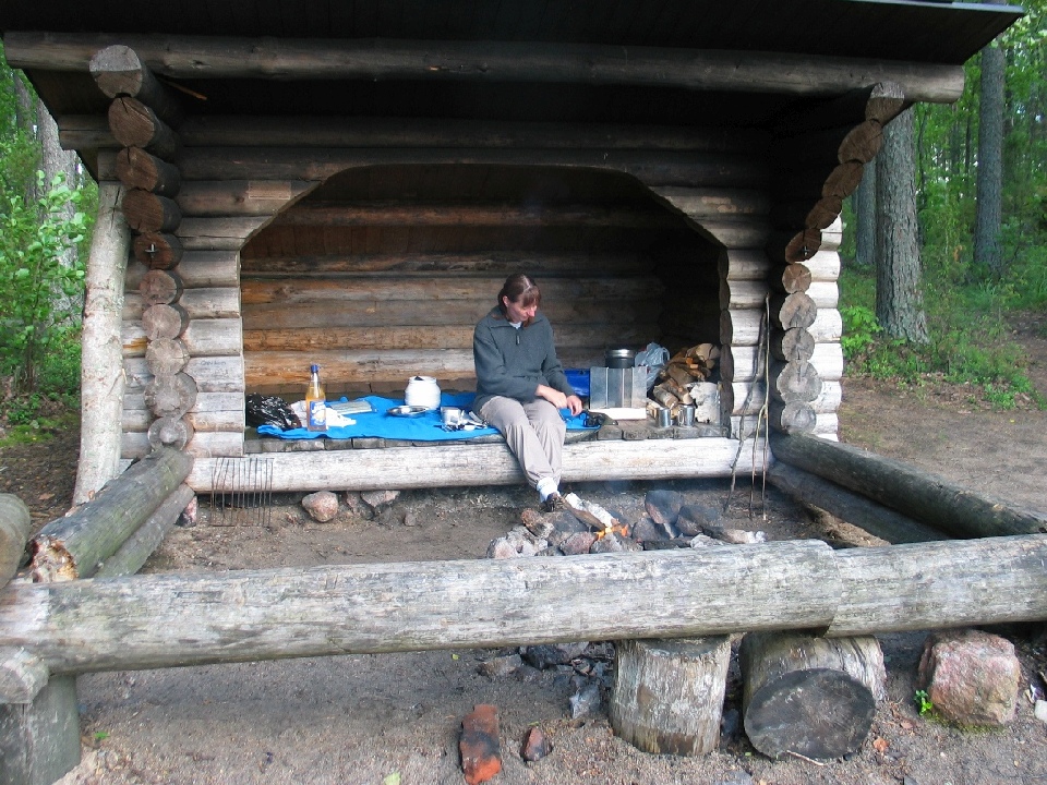 Sibylle im Unterstand auf Matkusaari