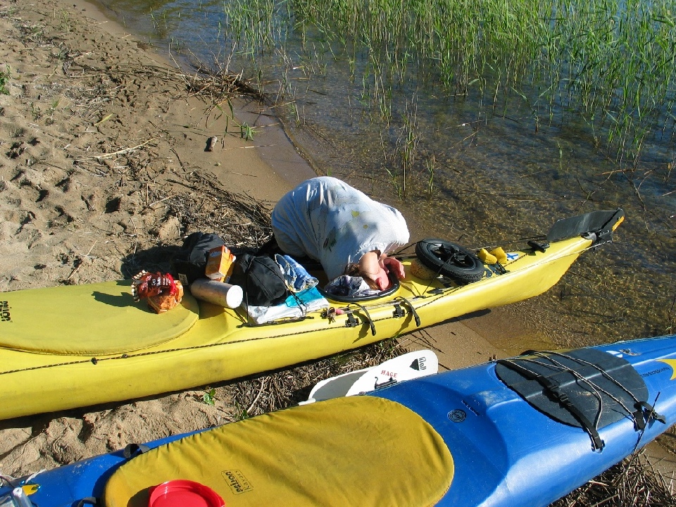 Karihiekka: Sibylle sucht im Kajak nach der Stecknadel