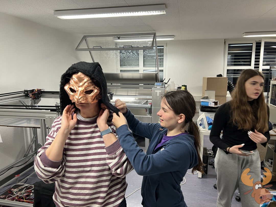 Sibylle probiert Larve an